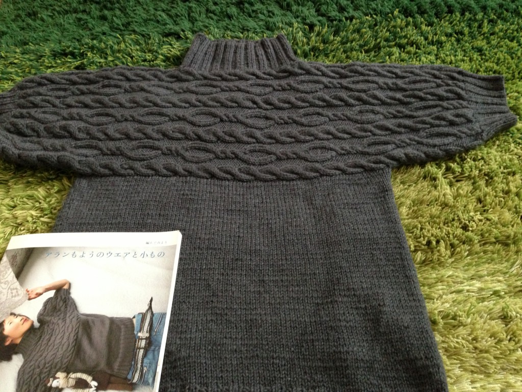 「アランもようのウエアとこもの」 より、よこ編みケーブルのセーターをソフトメリノで編みました。 | けいとねこ