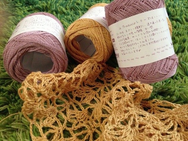 別アングルの糸と少しだけ編んだ編み地です。　　フランボワーズのベリーカラーが大人カワイイです。