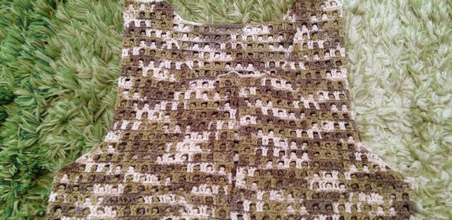 リネンサーフで編んでいるワンピースのヨーク編み終わりと。ｍｉｌｌｙのロイヤルブルーと(*☻-☻*)。