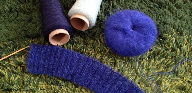 シルクローザ新色で「モヘア アルパカで編むふんわりニット」から"O"オフタートルのプルオーバーを編み始めています(*^o^*)。