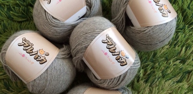 フワフワの毛糸「もっふぁんアルパカ」で編みたいもの物色♬と。ラ.ドログリーの糸「糸が足らない予報」発生と。