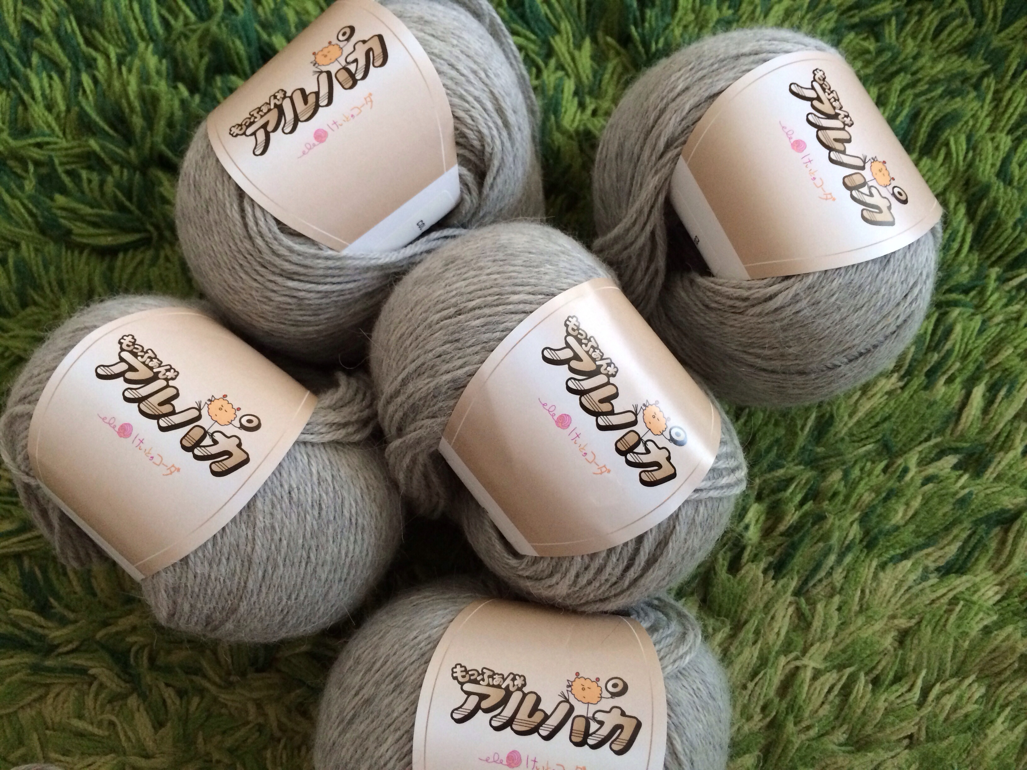 フワフワの毛糸「もっふぁんアルパカ」で編みたいもの物色♬と。ラ