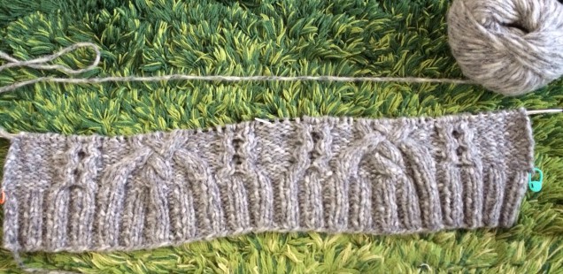 「リッチモア ベストアイズコレクション117」から編みたい作品と。ひっそりと編み始めたヘチマ襟のバラエティーアランジャケット。