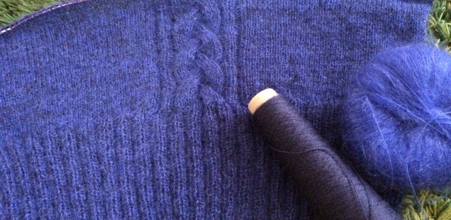 シルクローザで編んでいるオフタートルのプルオーバーは前身ごろを編んでいます（＾ω＾）