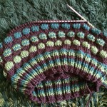 「まっすぐに編むニット」の水玉模様の帽子をガマン出来ずに編み始めています^ - ^