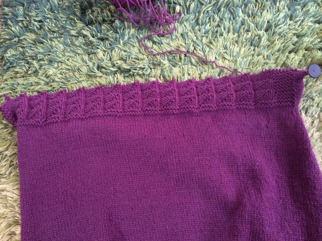 何で編み針が外れているかというと、右のガーター部分を拾わずヨークを３段編んだから。。（涙）