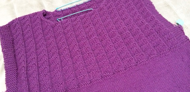 「編みものともだち」からのガンジーセーターは後ろヨークと衿が編めました(^o^)♫