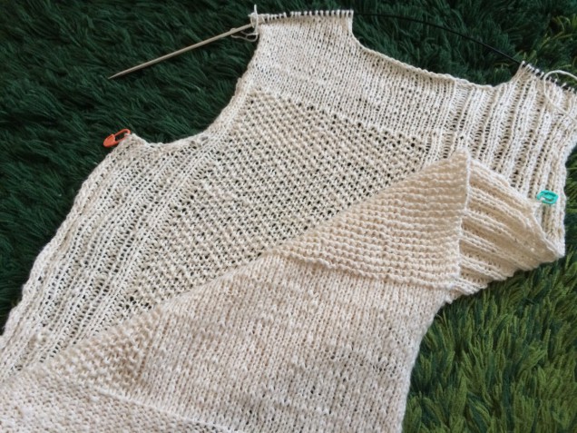 編み地の薄さはこの透け感で伝わるでしょうか？ ふわふわ♡クッタリ。。。としていて早く身に付けたいです。