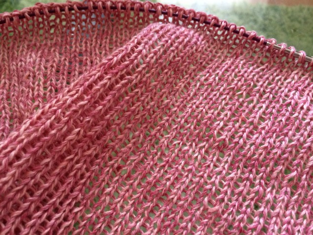 この色が実物に１番近いです♬裾や袖口にゴム編みのないメリヤス編みだけのさっぱりとした編み地です。裾は丸まっていません。