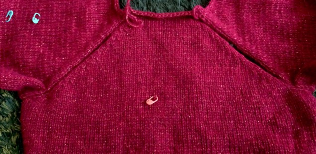 ソフスパークの「タートルネックのラグランプルオーバー」はお袖が編み上がりました。
