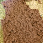knit Angeより「衿つきベスト」の後ろ身ごろが編めました。