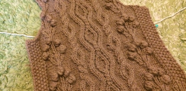 knit Angeより「衿つきベスト」の後ろ身ごろが編めました。