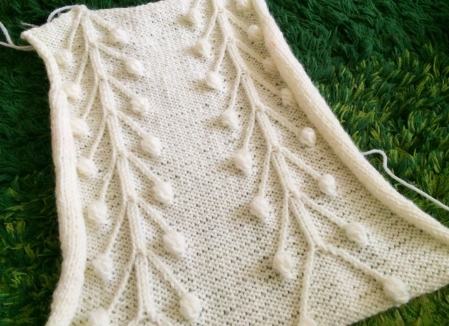 １番最後の模様の玉編みをする時は真ん中のねじり編みはしません！次回はウッカリしないようにしよう。。。（笑）