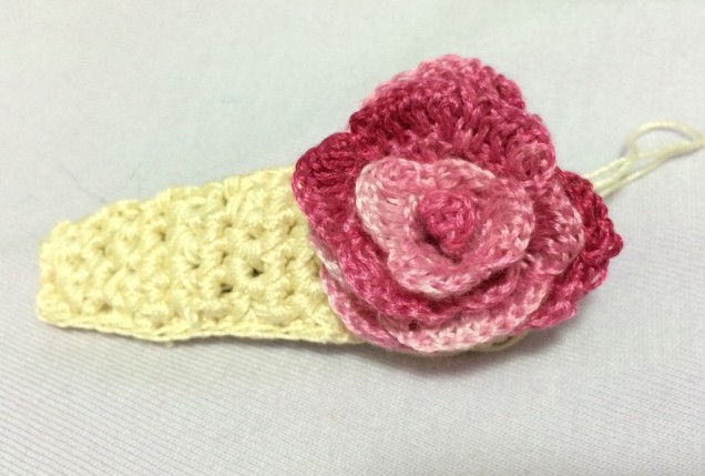 こちらがDMC刺繍糸で編んだバラ。 スリーピンに止めてもかわいいです。