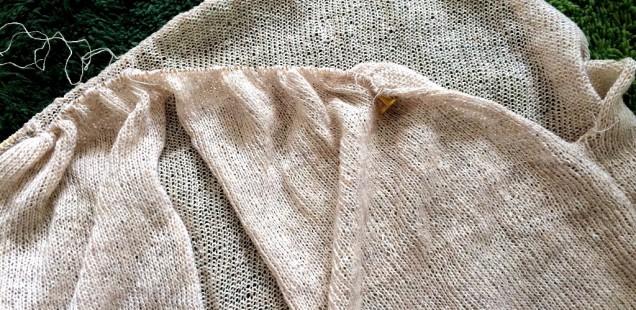 Vネックプルオーバーの身ごろが編み上がりました！
