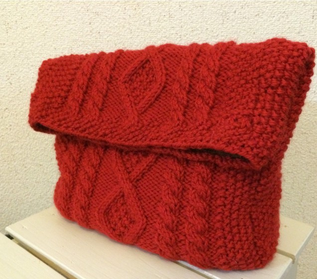５玉編みきりで、編み上げた真っ赤のクラッチバッグ。。グレーより、やや大きめです。