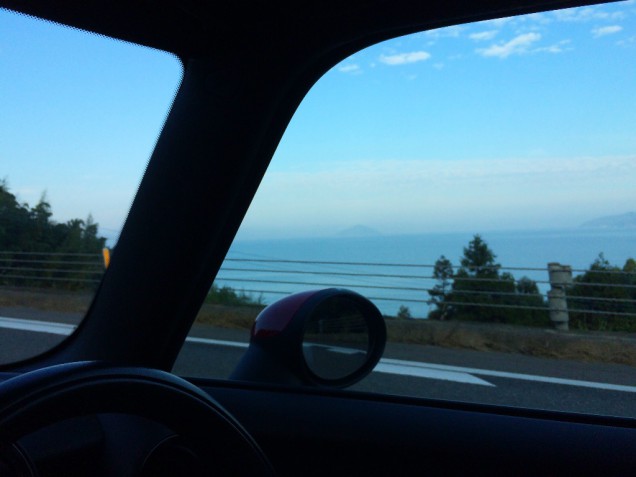 佐賀へと向かう車のから見えた海〜〜！午前中は本当に暑かった！