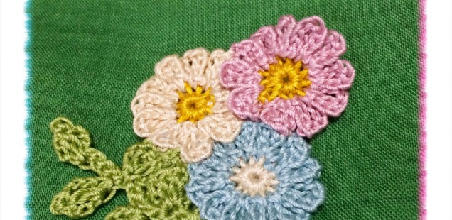 エミーグランデ ＜ハーブス＞で編む春の花のブローチ。