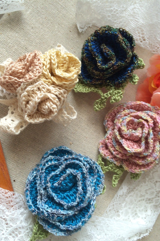 主にエミーグランデで編んで、花びらの縁をラメ糸を編みつけています。