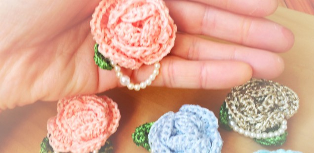 ひと粒薔薇のブローチを編みました。