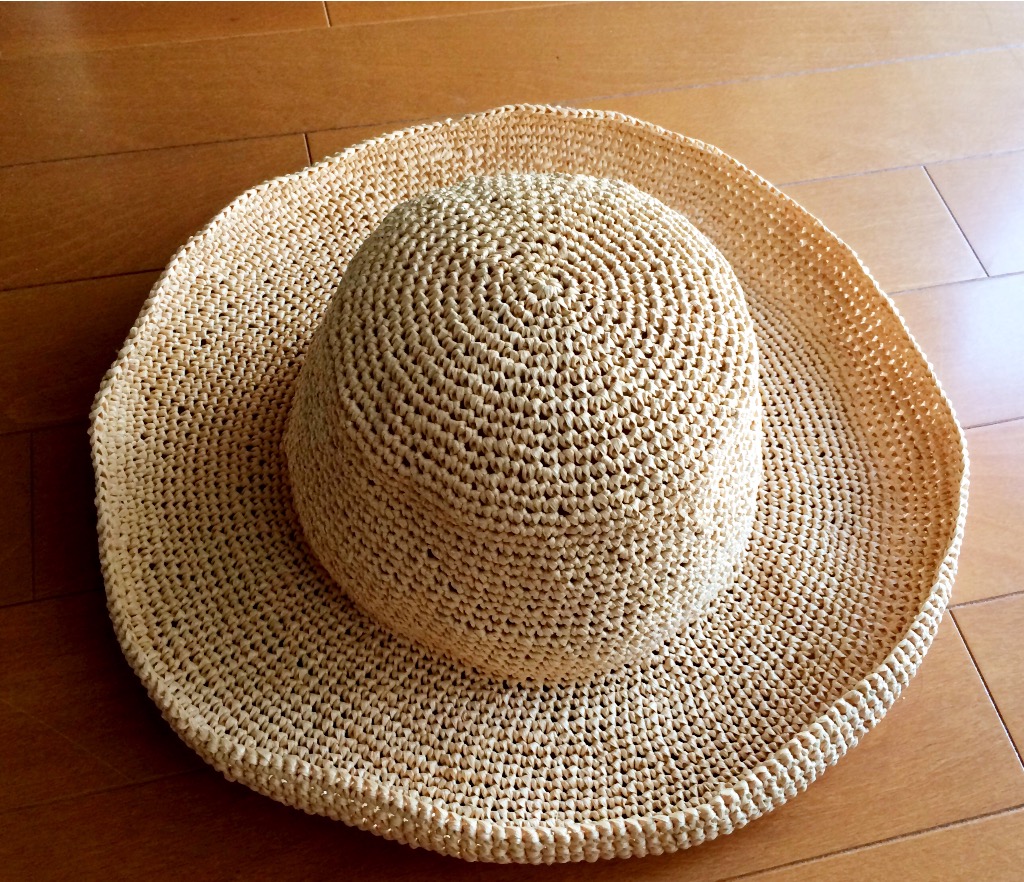 日差しを遮ってくれるワイドブリムの帽子。手間はかかるけれど、気に入っている形です。