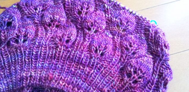Camellia Leaf Hatを種類違いの糸で編む。