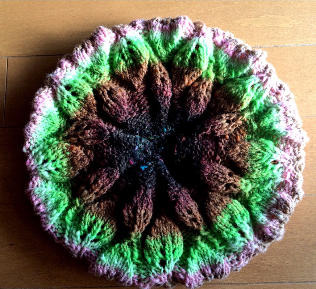 野呂さんのくれおぱとら１玉を編み切って仕上げました。色の移り変わりが華やかです♩