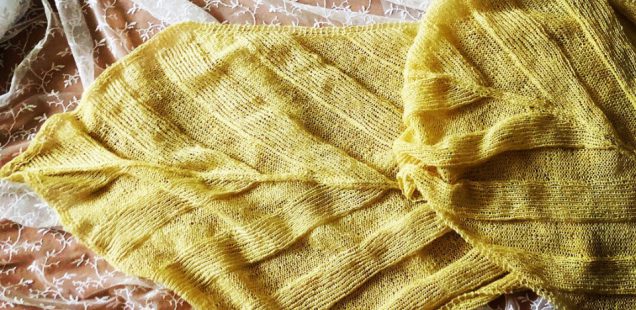 カモミール色のBanana Leaf Shawlが編み上がりました。